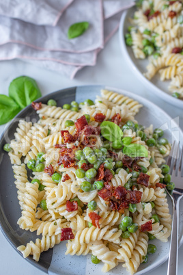 Pasta mit Schinkenspeck, Erbsen und Ricotta