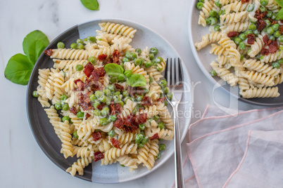 Pasta mit Schinkenspeck, Erbsen und Ricotta