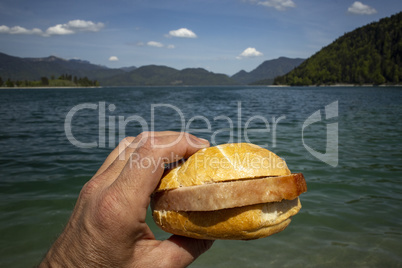 Leberkäsesemmel am Walchensee