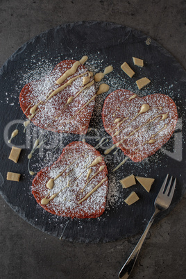 Red Velvet Herz Pancakes