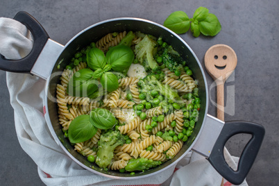 Gesunde grüne one pot pasta mit gemüse