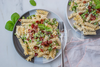 Pasta mit Schinkenspeck, Erbsen und Ricotta