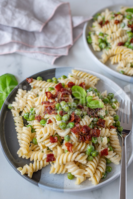 Pasta mit Schinkenspeck, Erbsen und Ricotta