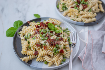 Pasta mit Schinkenspeck, Erbsen und Ricotta