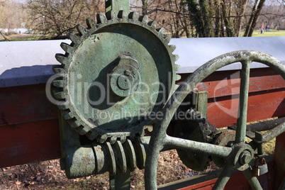 Old mechanism with a cogwheel and a worm gear