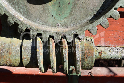 Old mechanism with a cogwheel and a worm gear