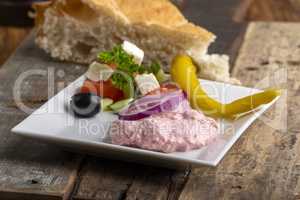 griechische Taramas mit Brot aufgestricht