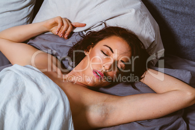 Schlafende Frau im Bett.