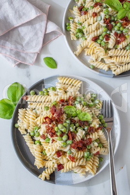 Pasta mit Schinkenspeck, Erbsen und Ricotta