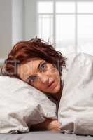Frustrierte Frau kuschelt im Bett
