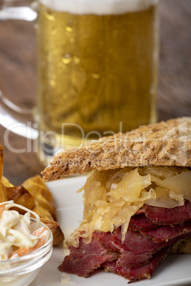 Reuben Sandwich auf einem Teller mit Pommes frites