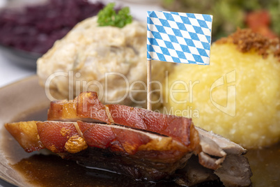 bayerischer Schweinebraten mit verschiedenen Knödeln