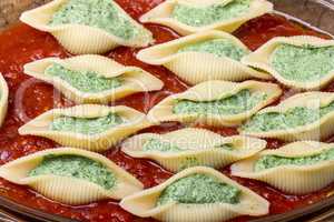 italienische Conchiglino Pasta gefüllt mit Spinat