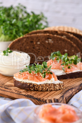 Microgreen salmon sandwich