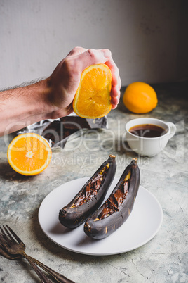 Grilled bananas with dark chocolate