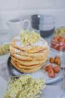 Holunderblüten Rhabarber Pancakes