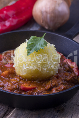 ungarisches Gulasch in einer Eisenpfanne