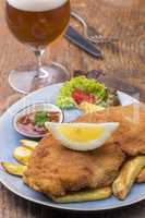 Wiener Schnitzel mit Pommes auf dem Teller