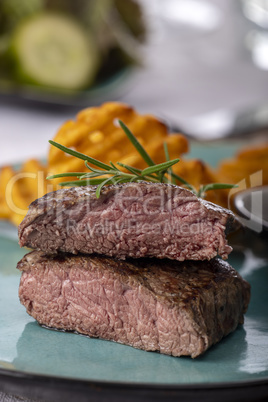 gegrilltes Steak mit frischen Kartoffelgittern