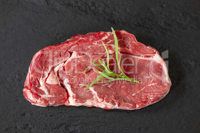 rohes Steak auf schwarzem Schiefer
