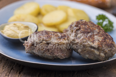 bayerische Fleischplanzerl mit Kartoffelsalat