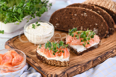 Microgreen salmon sandwich