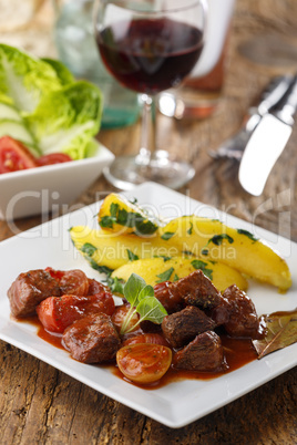 griechischer Stifado-Fleischeintopf mit Kartoffeln