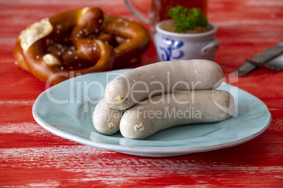 bayerische Weißwurst auf rotem Hintergrund