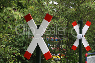 Signs on a railway crossing unequipped with a barrier