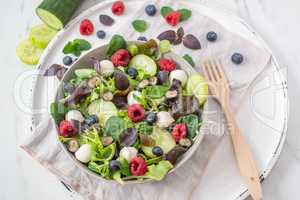 Sommer Salat mit Beeren