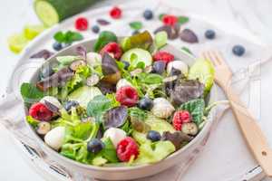 Sommer Salat mit Beeren