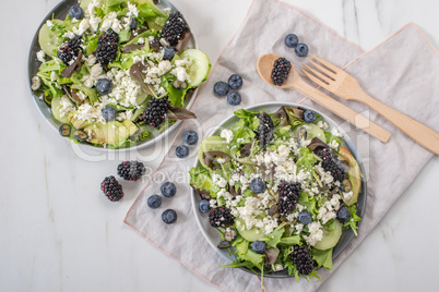 Sommerlicher Salat mit Obst