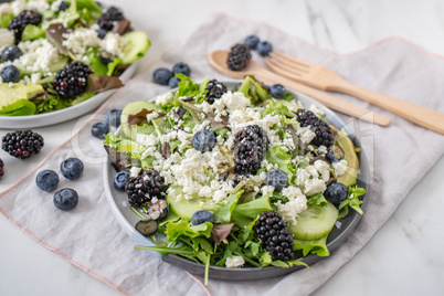 Sommerlicher Salat mit Obst