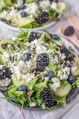 Sommerlicher Salat mit Obst