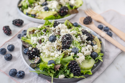 Sommerlicher Salat mit Obst