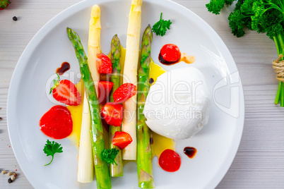 Burrata cheese with asparagus and strawberries