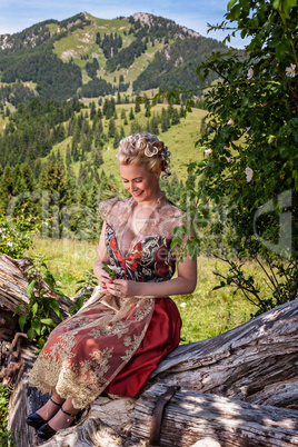 Romantische Trachtenmode in den bayrischen Alpen.