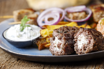 griechische Bifteki mit Pommes frites