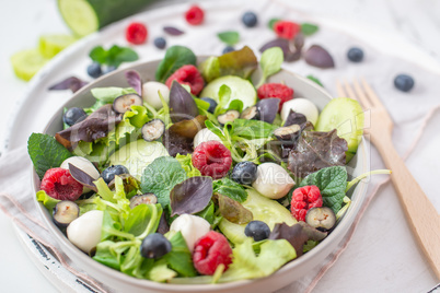 Sommerlicher Salat mit Obst