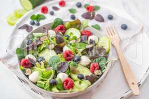 Sommerlicher Salat mit Obst