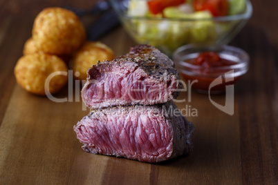 gegrilltes Steak auf einem Schneidebrett