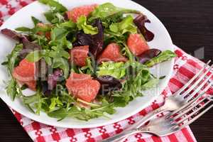 Salad from a mix of lettuce and grapefruit