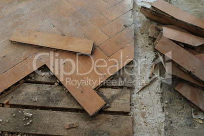 Old parquet is being dismantled in the house