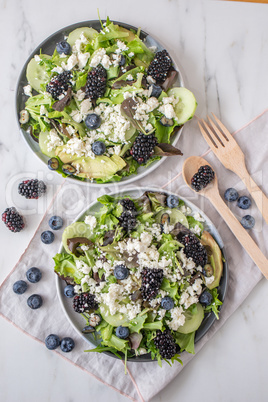 Sommerlicher Salat mit Obst