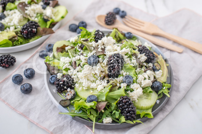 Sommerlicher Salat mit Obst