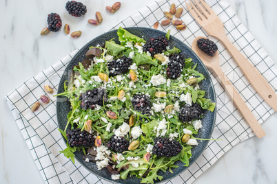 Sommerlicher Salat mit Obst