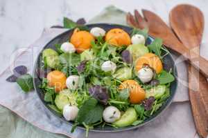 Sommerlicher Salat mit Obst