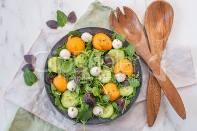 Sommerlicher Salat mit Obst