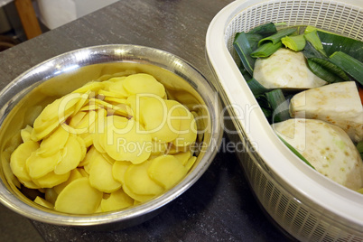 Kartoffelscheiben und Suppengrün