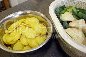 Kartoffelscheiben und Suppengrün